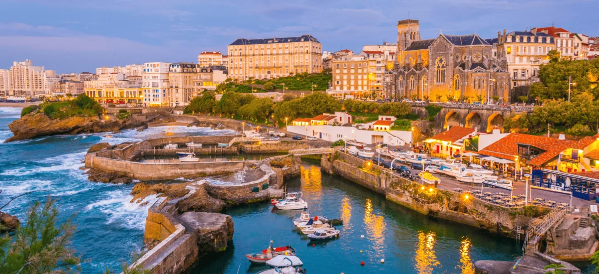 Vue du port des Pêcheurs et du littoral de Biarritz au coucher du soleil