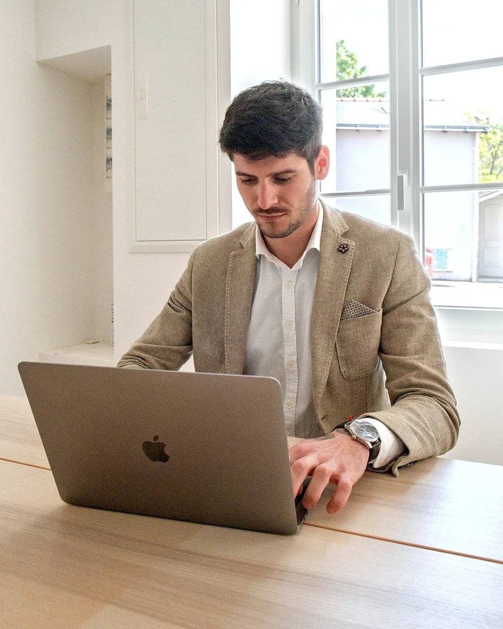 Un conseiller prépare sa communication