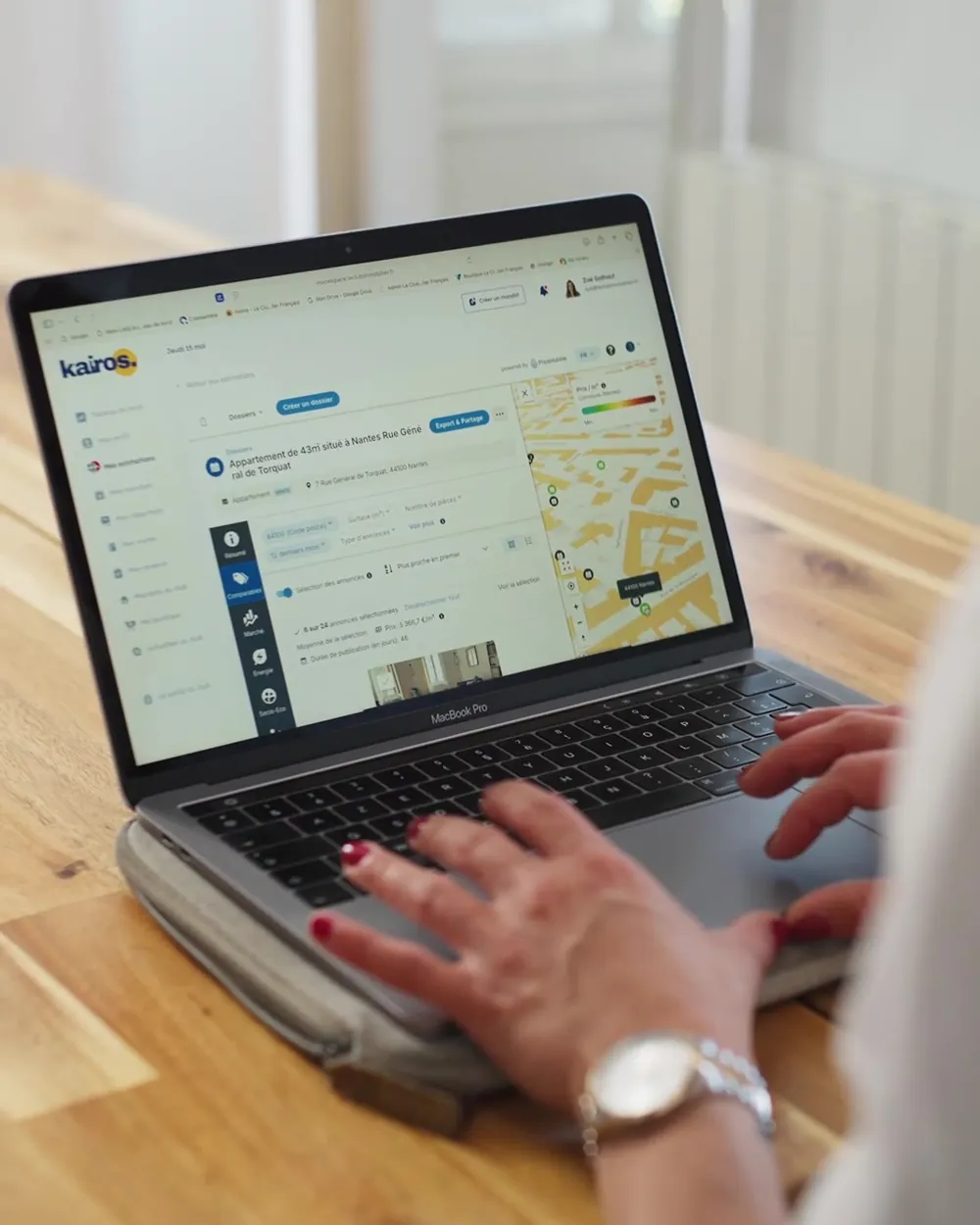 Kairos utilisé sur un ordinateur pour suivre un projet immobilier
