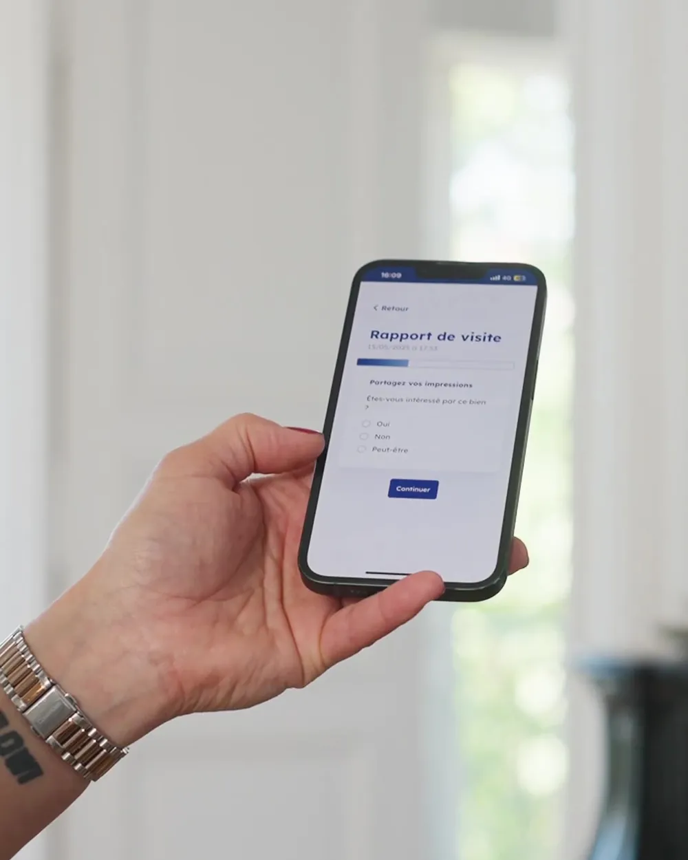 Le rapport de visite consulté sur un téléphone