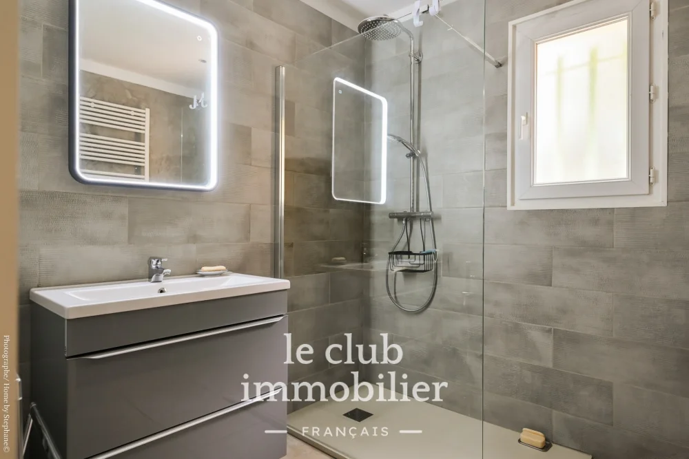 Maison 8 pièces de 220 m² à Rognes