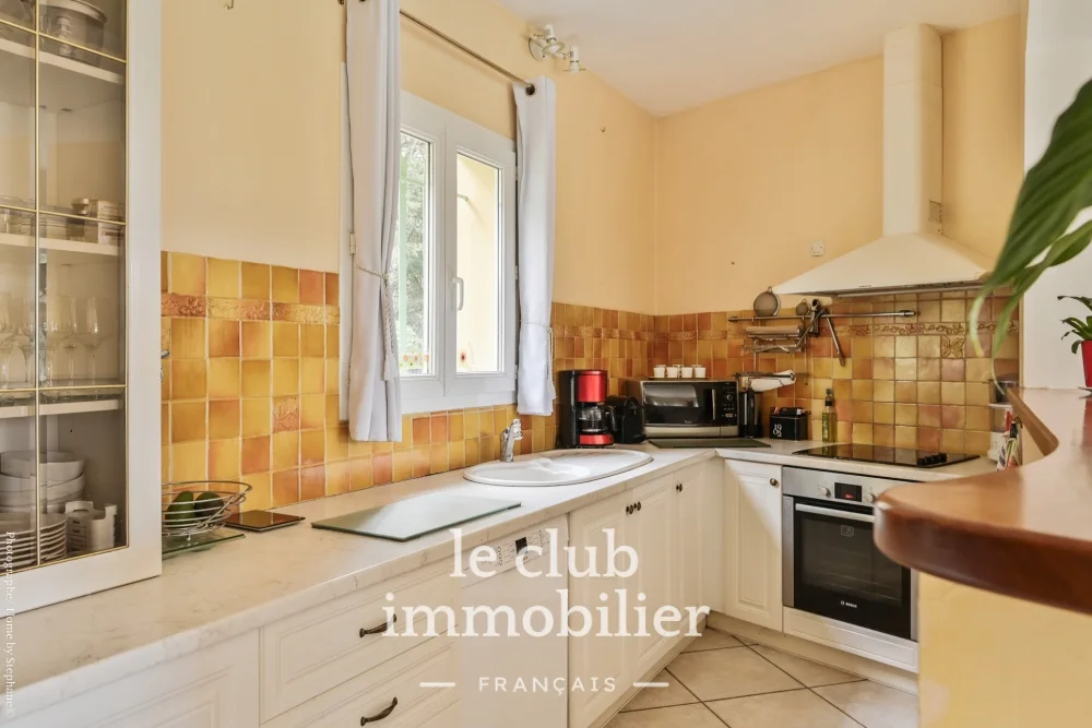 Maison 8 pièces de 220 m² à Rognes
