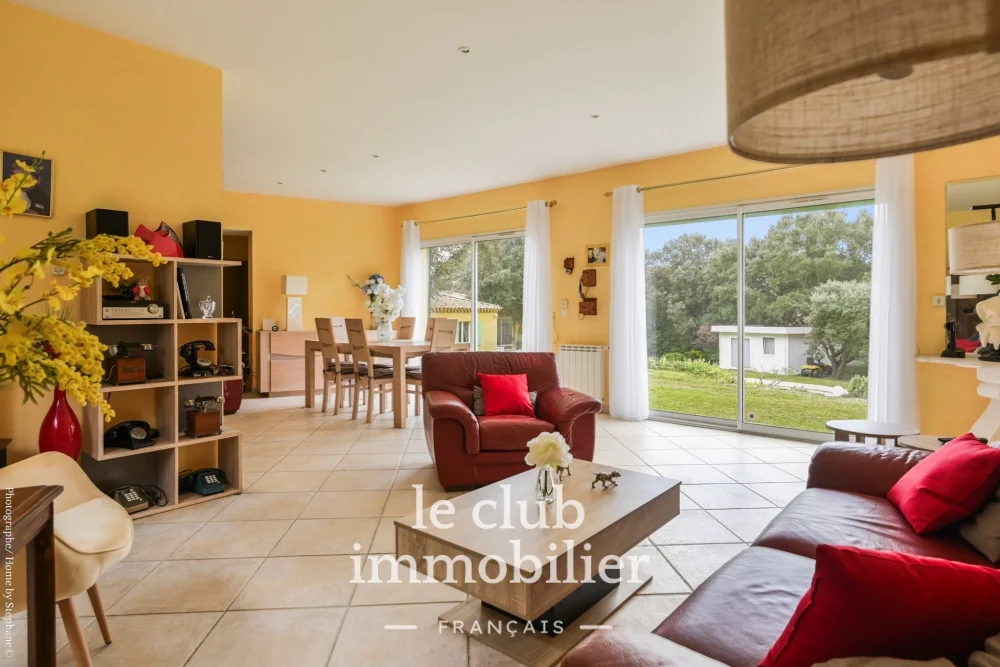 Maison 8 pièces de 220 m² à Rognes